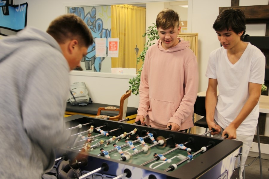 tre gutter spiller fusball