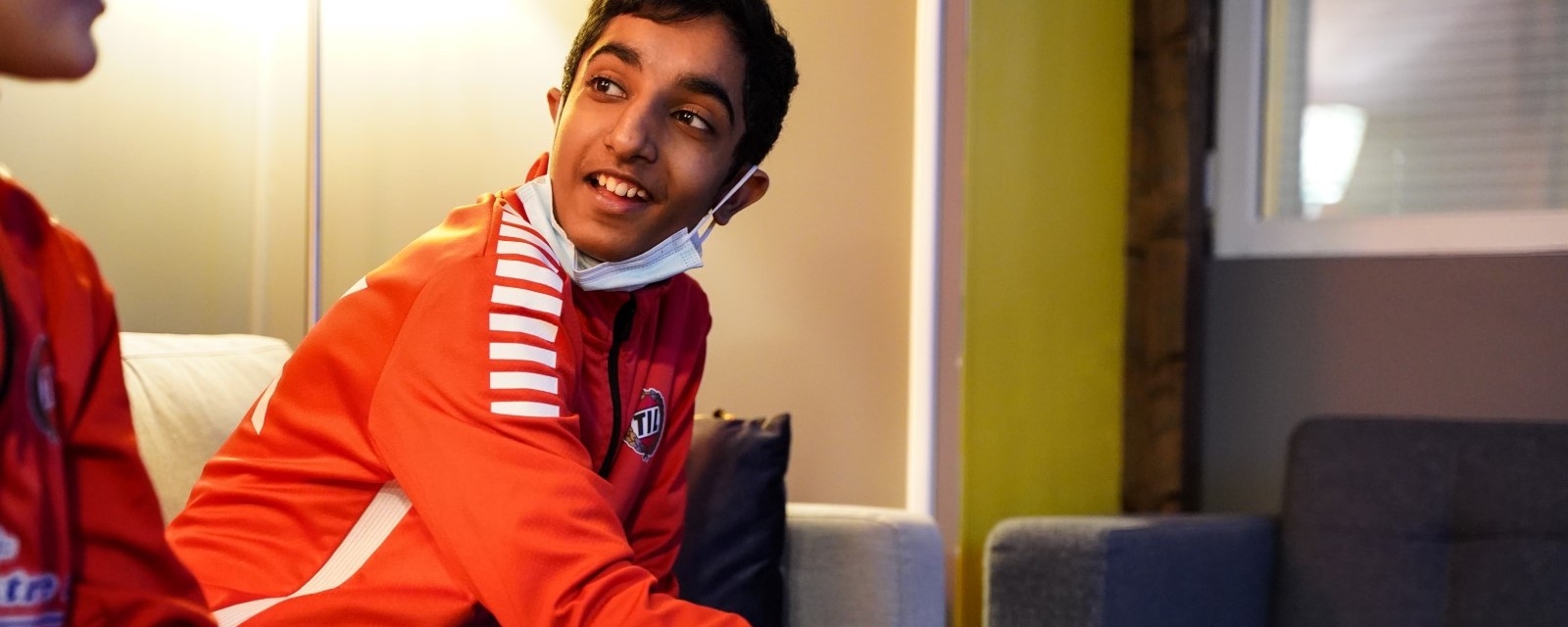 To ungdommer ser på hverandre, spiller Fifa.