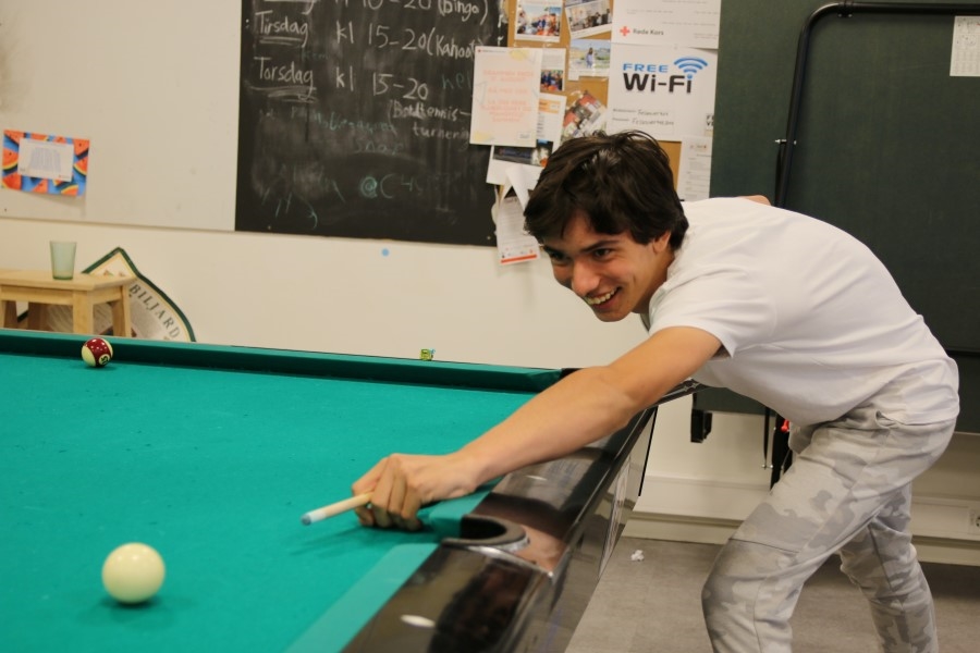 Ung mann spiller billiard