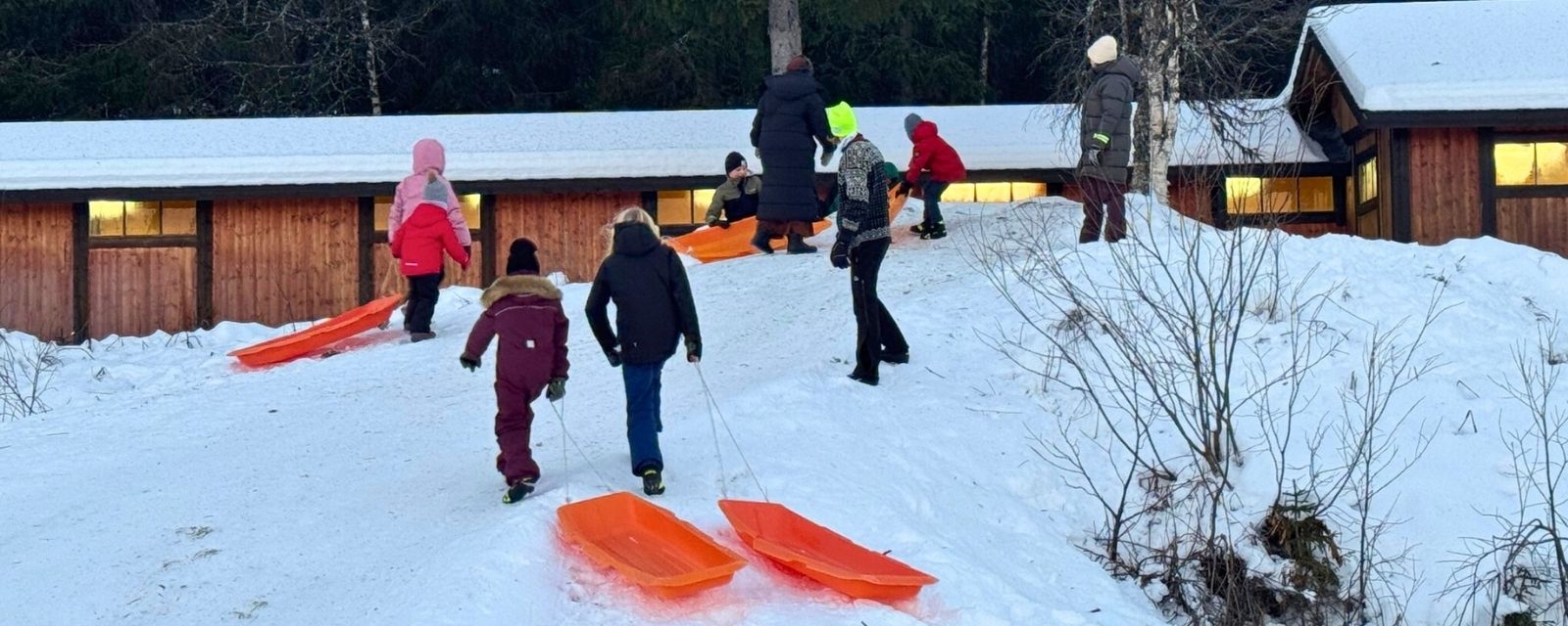 Barn leker i akebakken på Ferie for Alle 