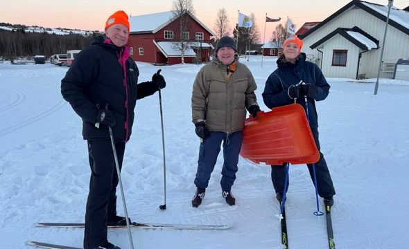 Jan Anders (til venstre) og Mia Margarete (til høyre) er begge frivillige i Røde Kors-tilbudet Ferie for alle. Her sammen med assisterende ferieleder Roar Nygaard på Merket i Valdres.
