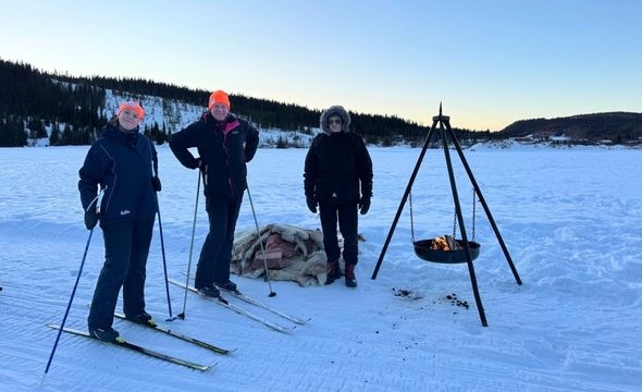 Frivillige i Røde Kors, Mia Margarete Braaten og Jan Anders Solvik sammen med Jon fra Merket på bålpannevakt.
