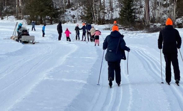 Deltagere på Ferie for Alle i Valdres står på ski.