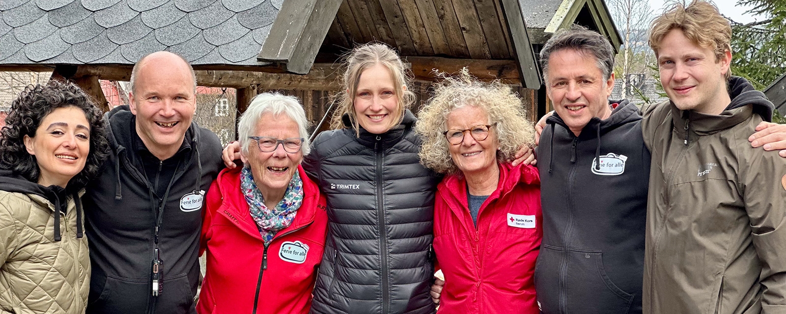 en gruppe mennesker arm i arm