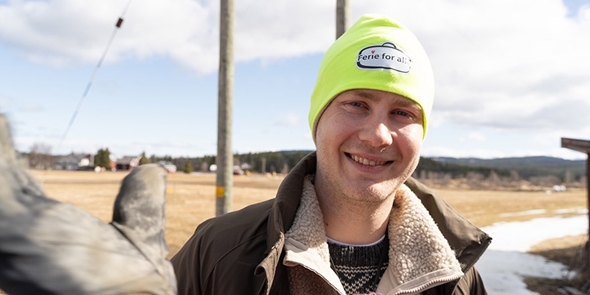 Ung mann ser smilende i kamera