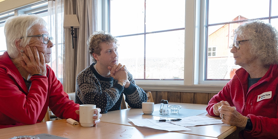 3 frivillige rundt bordet