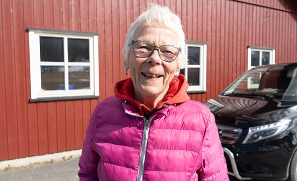 Voksen kvinne smiler til kamera