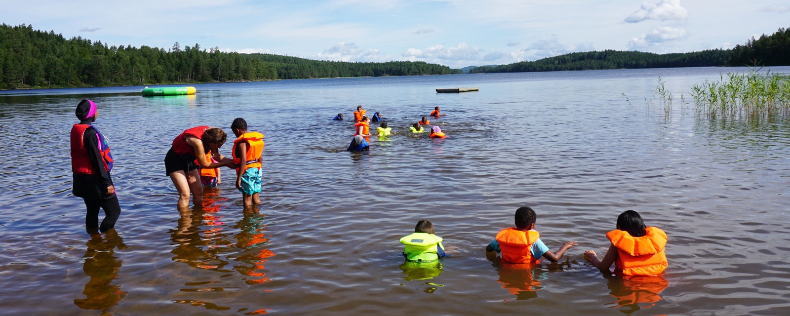 voksen og barn leker med vann