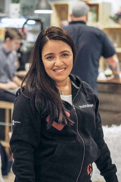 Ung kvinne iført hettegenser med gatemegler logo