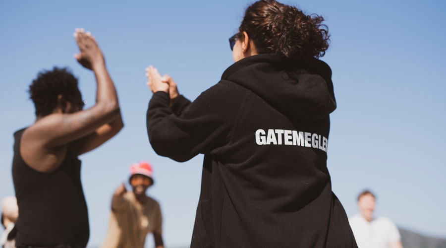 En gruppe mennesker samlet på en stand