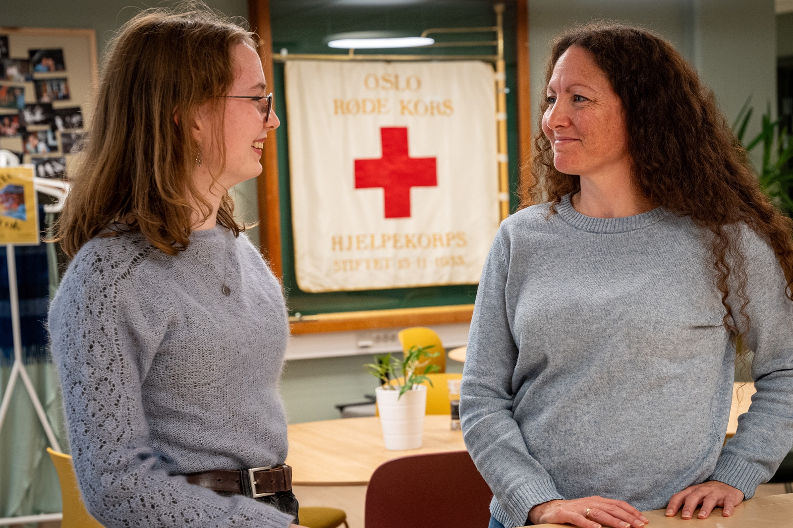 ungdom som prater med en voksen 