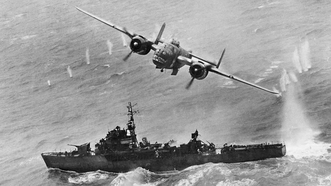 Amerikansk bombefly over japansk krigsskip i 1945
