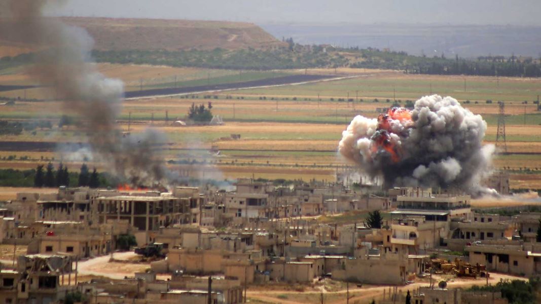 En bombe sprenges i den syriske byen Khan Sheikhun i juni 2019.