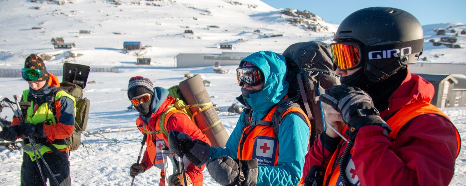 Hjelpekorpsere i uniform og i aksjon på vinterfjellet