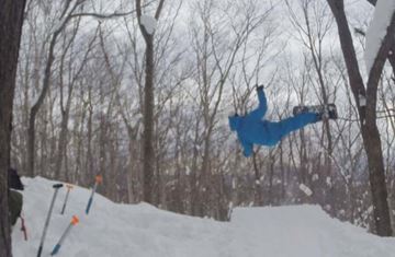 Mann på snowboard rotasjon ute snø