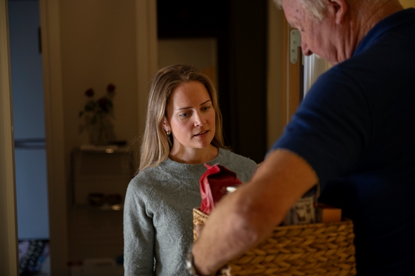 Mann og kvinne med beredskapslager