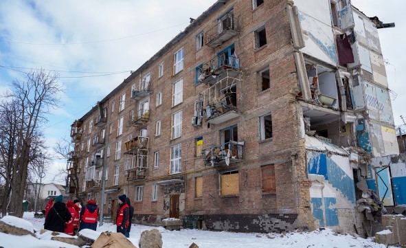 En ødelagt boligblokk i Ukraina.