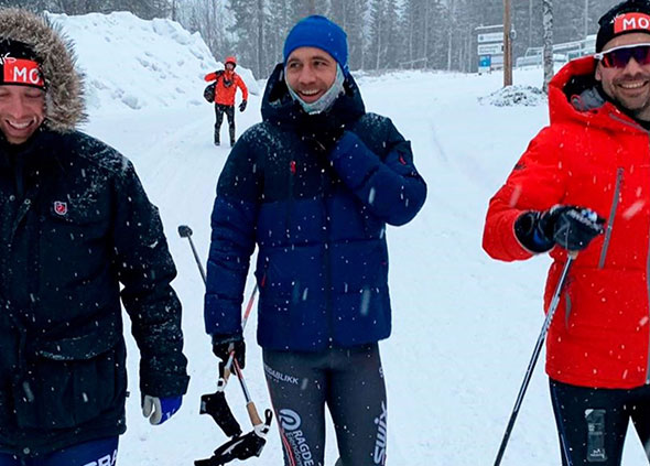 Tre menn i skiløype, vinter,overskyet