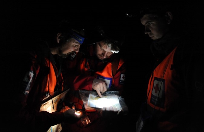 Frivillige fra Røde Kors ser på et kart under en leteaksjon i Oslo.