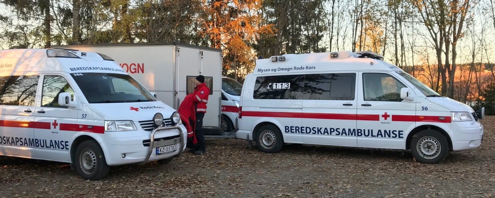 To ambulanser står klare utendørs i forbindelse med en leteaksjon.