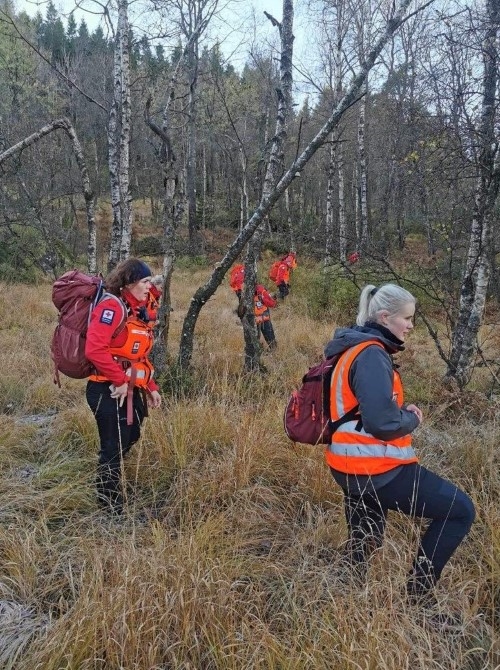 Mannskap fra Hjelpekorpset i Røde Kors leter etter en savnet gutt under krevende forhold.