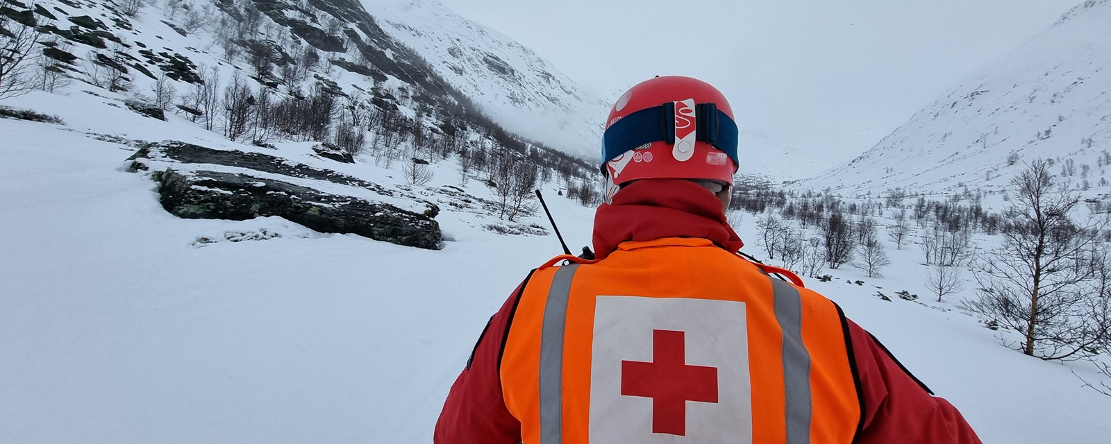 mann med hjelpekorpsuniform på fjellet
