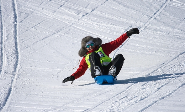 en mann på akebrett