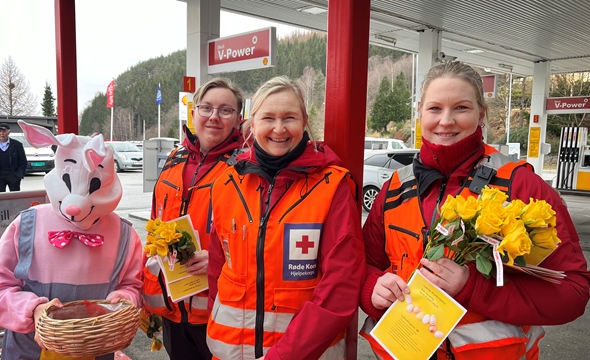 tre smilende damer og påskeharen. (Foto: