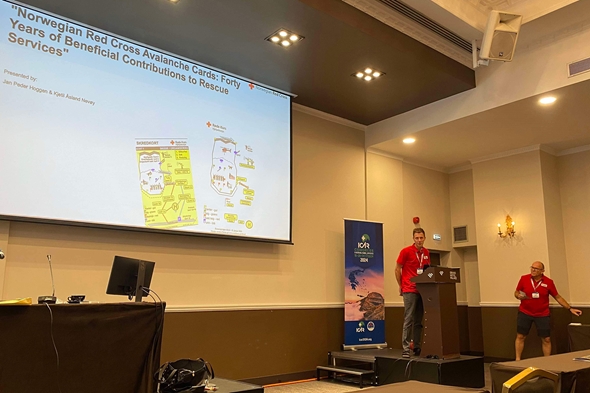 foredrag med to menn