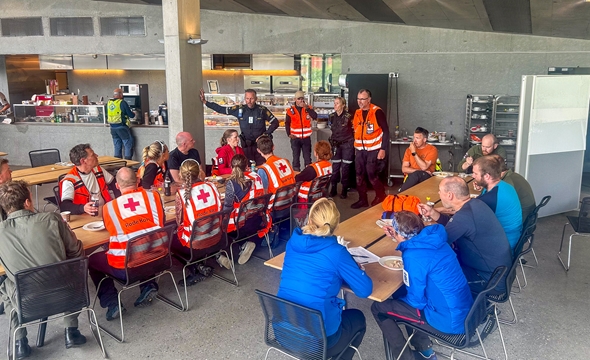 flere personer spiser i en kantine