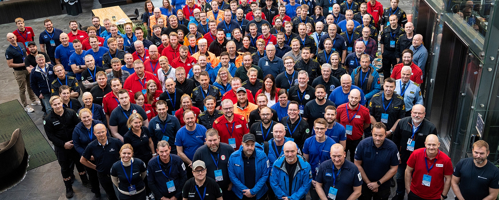 gruppebilde av 130 personer