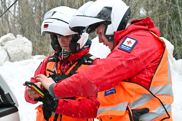 to gutter i hjelpekorpsuniform