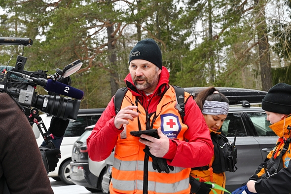 en mann blir intervjuet