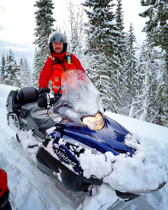 mann med hjelm på scooter