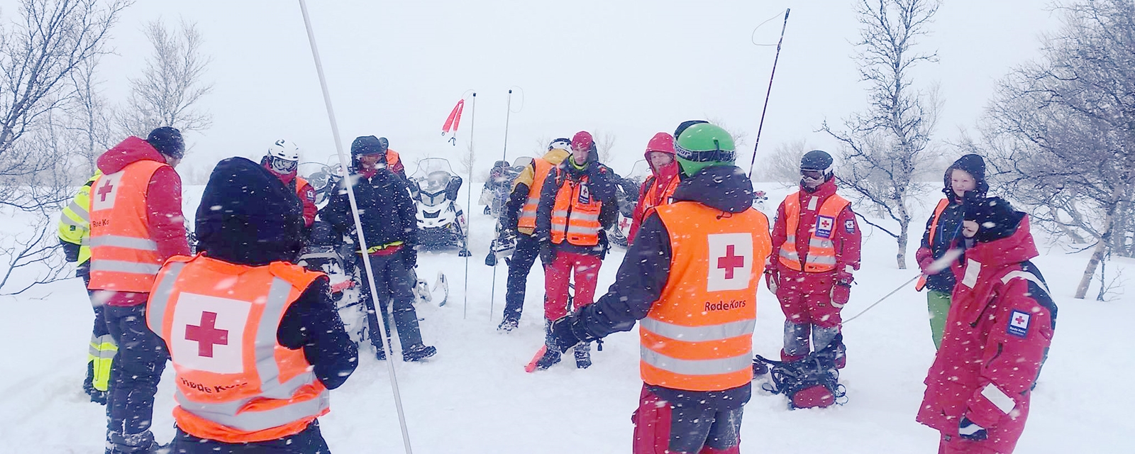 Hjelpekorps gjør et søk på vinteren