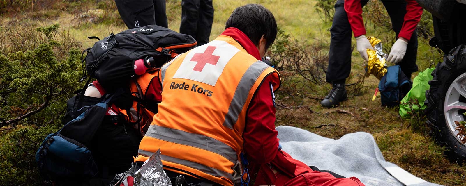 En hjelpekorpser utfører pasientundersøkelsen