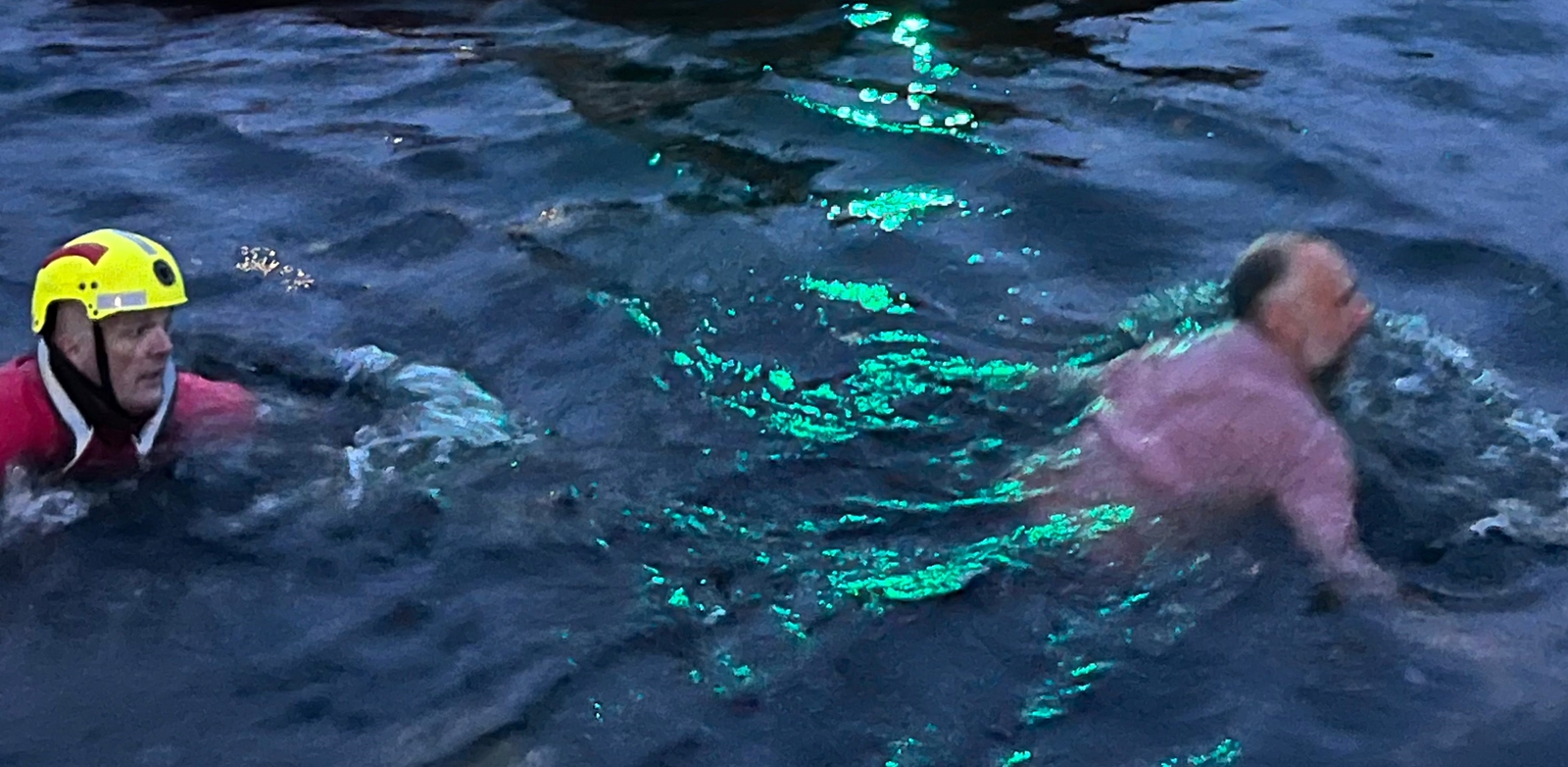 2 personer i vannet, redningssituasjon