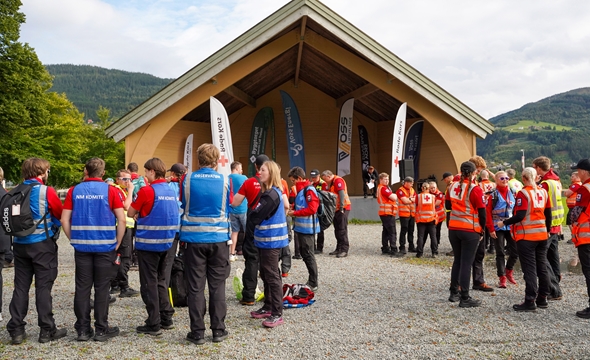 åpningsermoni med hjelpekorps