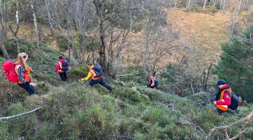 Fem hjelpekorpsene leter etter en savnet 7-åring i ulendt terreng. 