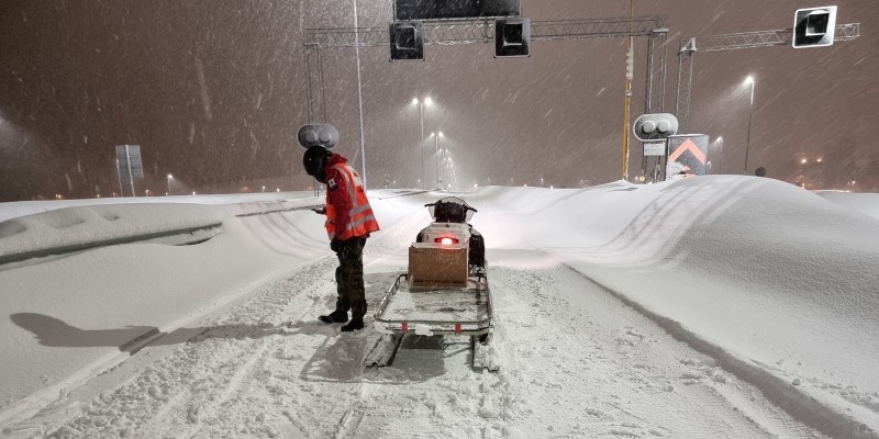 Store mengder snø på E18 på Sørlandet. Hjelpekorpset er på plass for å bistå politiet dersom evakueringen skulle iverksettes. 