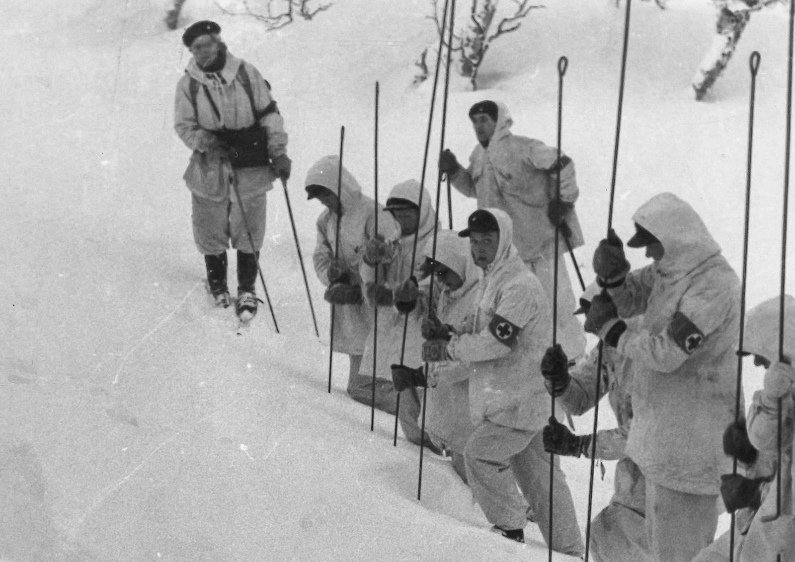gammel svart hvitt bilde hjelpekorps med staver