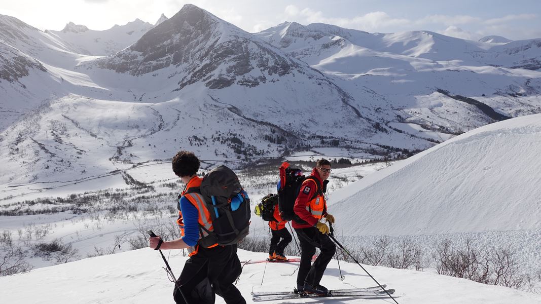 Skigåere i fjellet nyter utsikten over vinterlandskapet.