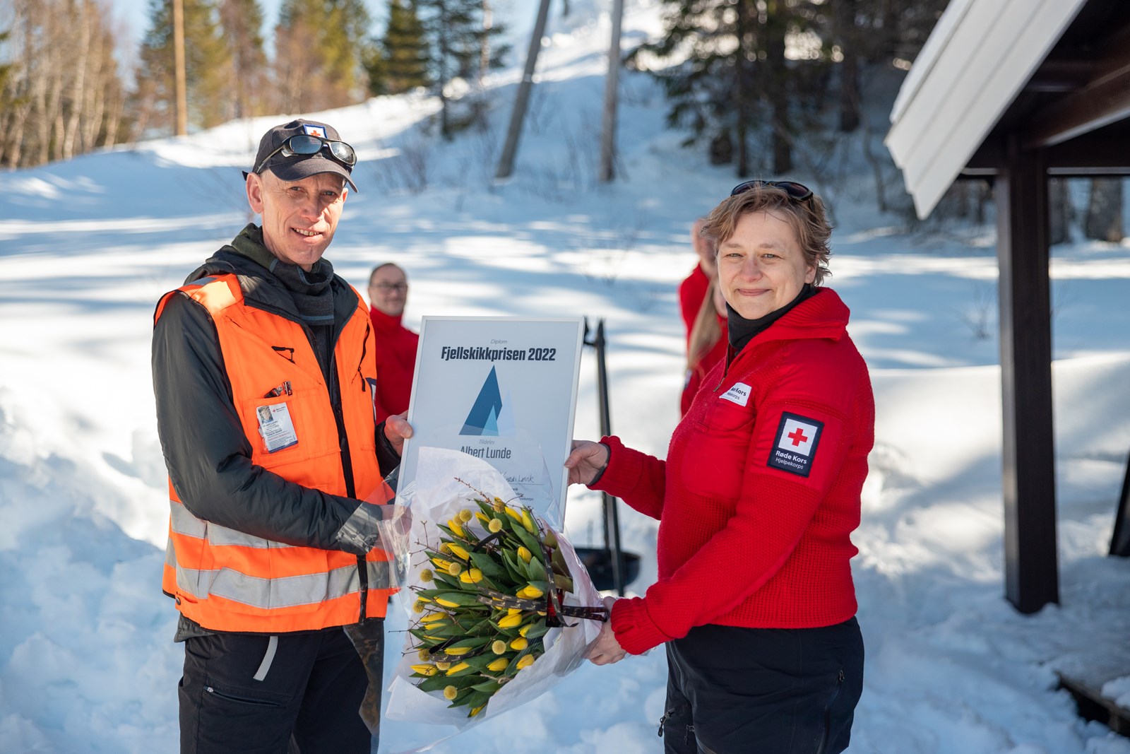 Prisvinner Albert Lunde mottar diplom og blomst fra Kjersti Løvik.