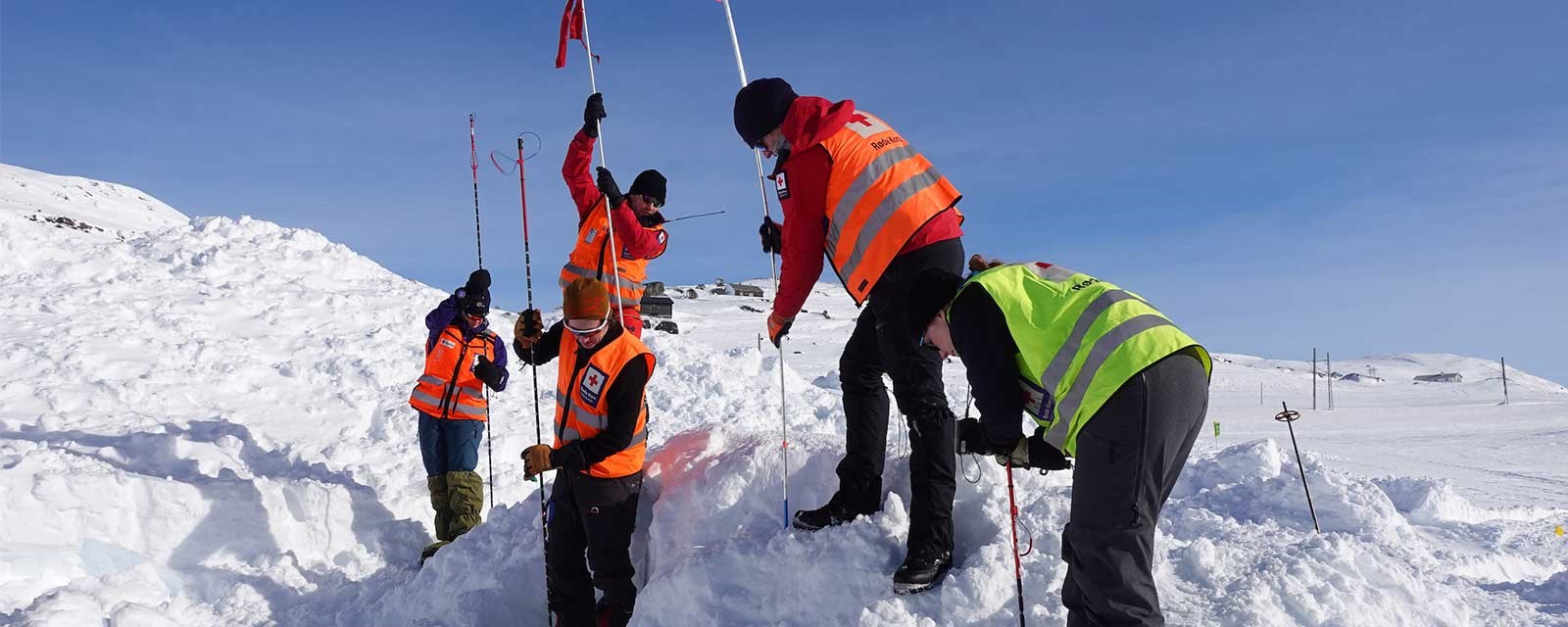 hjelpekorpsere måker i snø