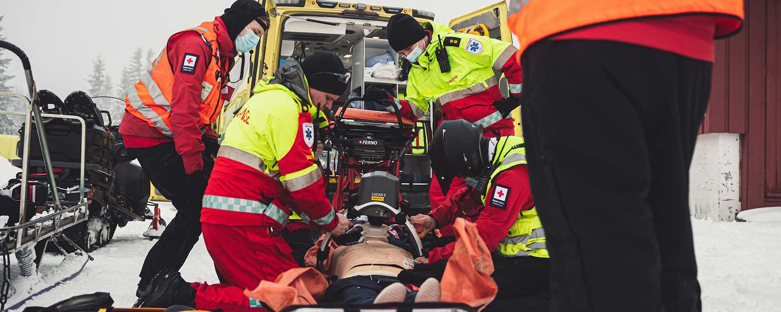 Trondheim Røde Kors Hjelpekorps og ansatte i ambulansetjenesten til St. Olavs Hospital på felles øvelse i Bymarka. 