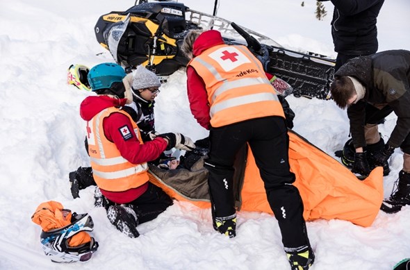En ulykke med en snøscooter blir simulert for at ungdom i serien kan lære mer om førstehjelp.