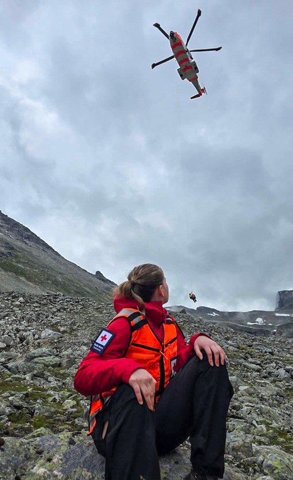 hrøde kors frivillig og helikopter