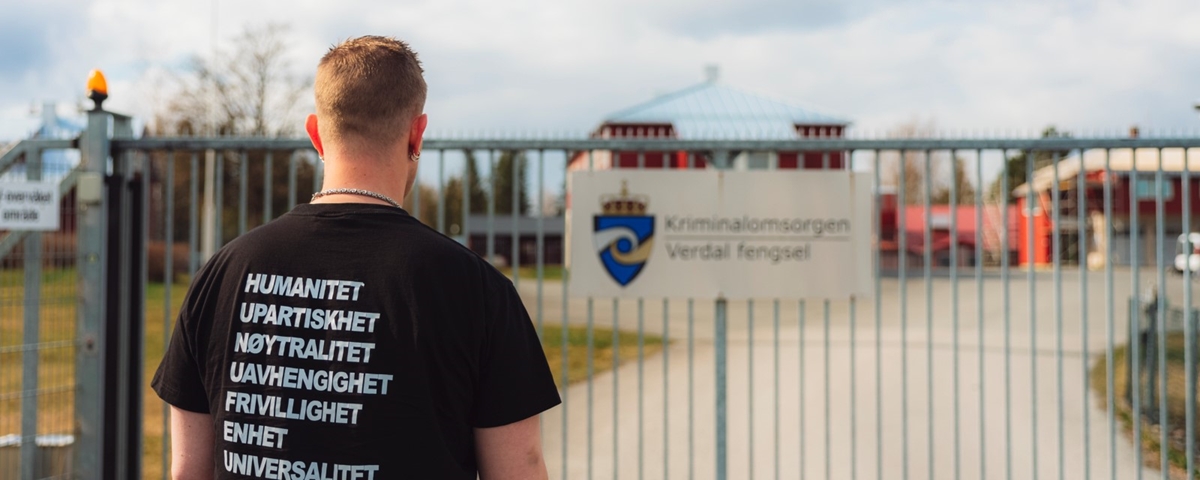 En mann står foran porten til Verdal fengsel.