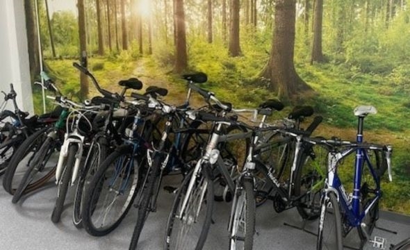 Mange sykler står langs vekken pent oppstilt og venter på å bli klargjort for vinteren.