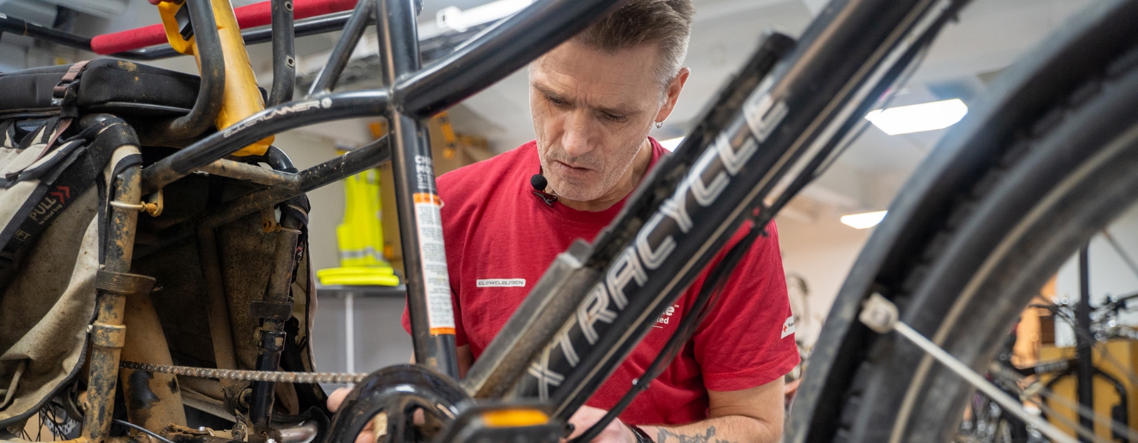 Mann som fikser en sykkel